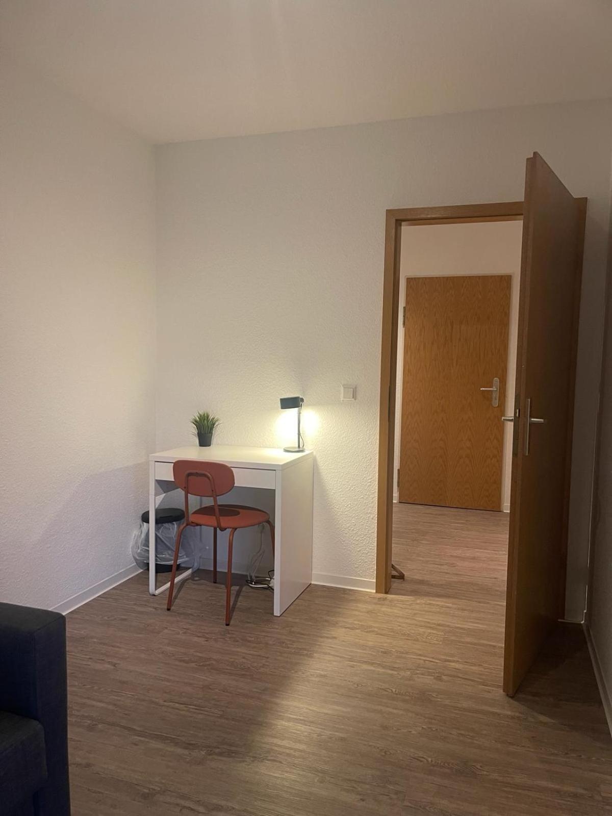 Apartment Zentrale Wohnung, 2 Betten,vollmoebliert,nahe Btu,balkon- Parkpkatz Auf Anfrage *