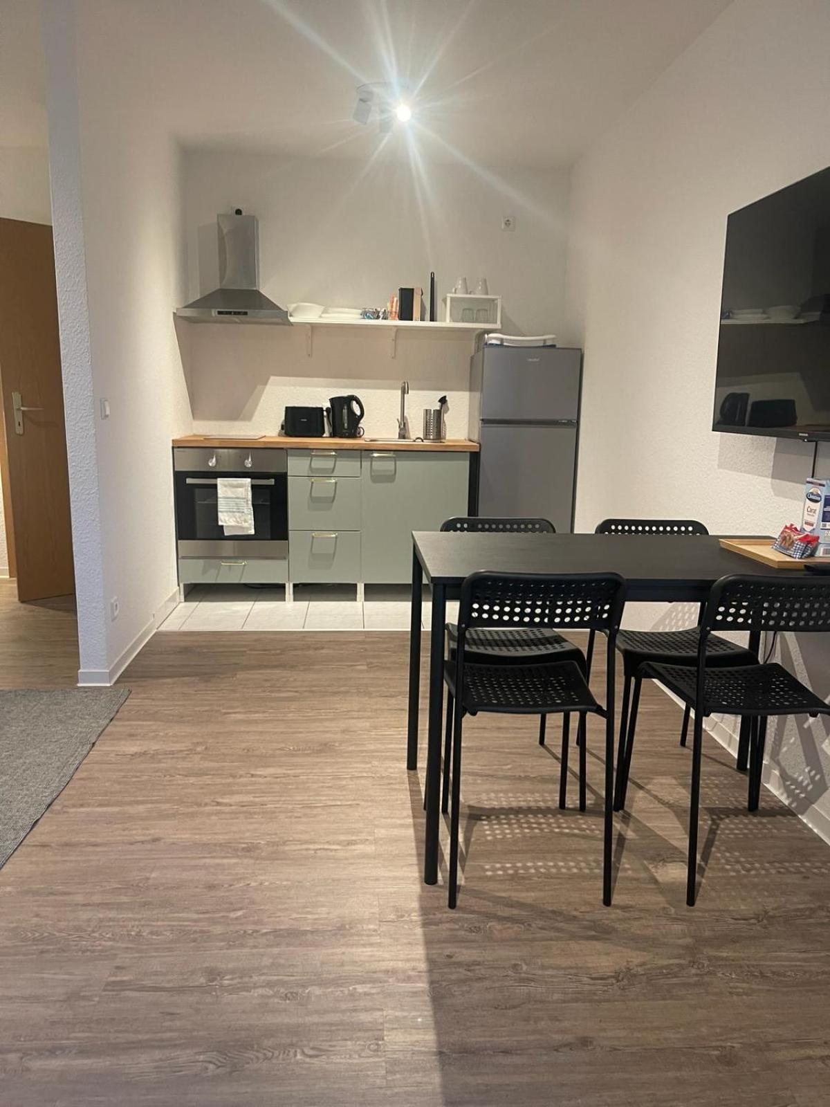Zentrale Wohnung, 2 Betten,vollmoebliert,nahe Btu,balkon- Parkpkatz Auf Anfrage